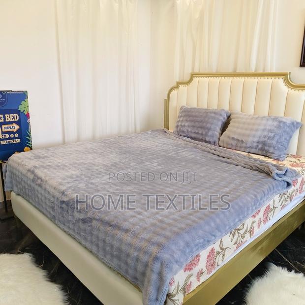 Sherpa Blanket With 2 Pillow Cases · Photo 2