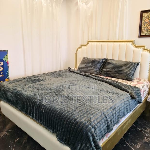 Charcoal Grey Blanket With 2 Pillow Cases for All Bed Sizes · Photo 2