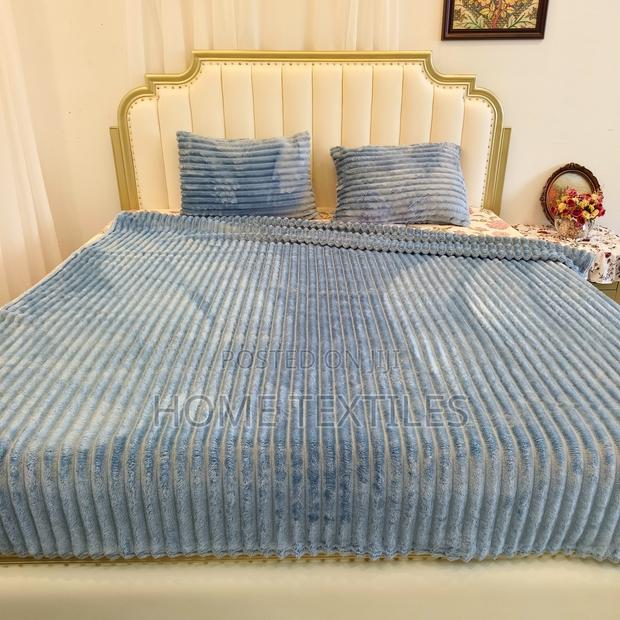 Stripped Pattern Blankets With 2 Pillow Cases · Photo 2