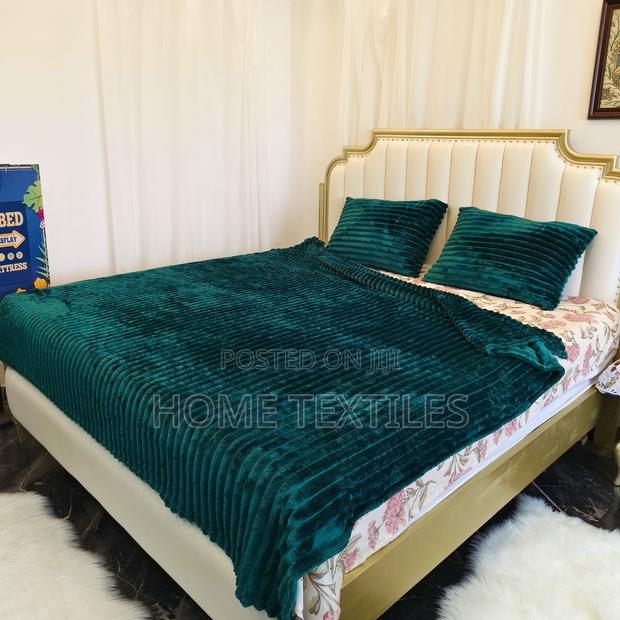 Dark Green Blanket With 2 Pillow Cases · Photo 2