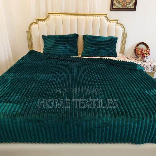 Dark Green Striped Pattern Blanket With 2 Pillow Cases · Photo 2