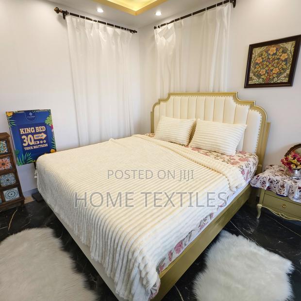 Off-White Striped Blanket With 2 Pillow Covers · Photo 2