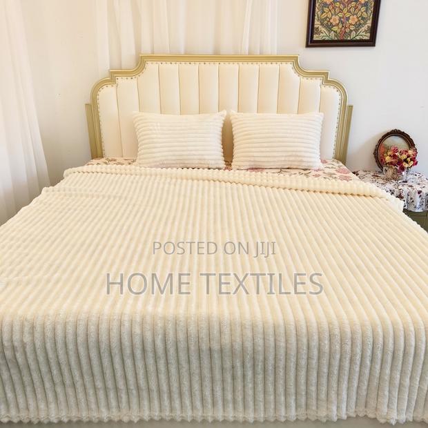 Fresh Blankets With 2 Pillow Covers · Photo 2