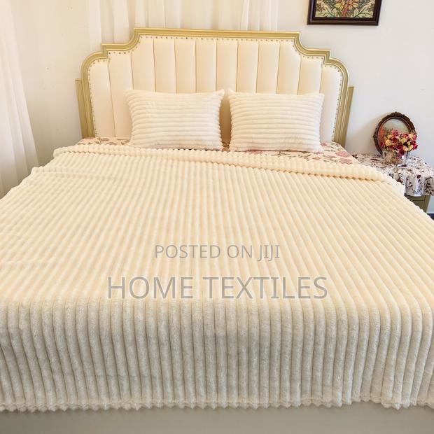 Brand New Off White Blanket With 2 Pillow Cases · Photo 2