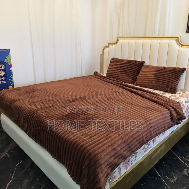 Coffee Brown Blanket With 2 Pillow Cases · Photo 2