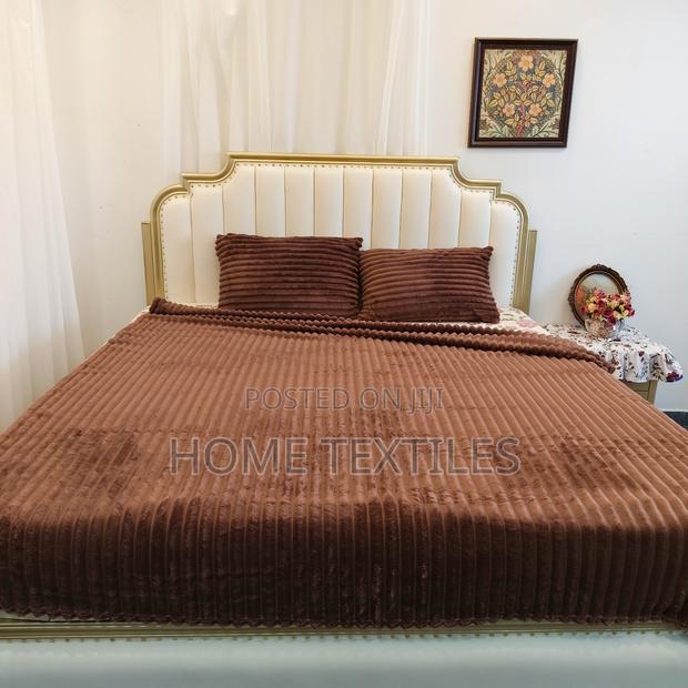 Dark Brown Blanket With 2 Pillow Cases · Photo 2