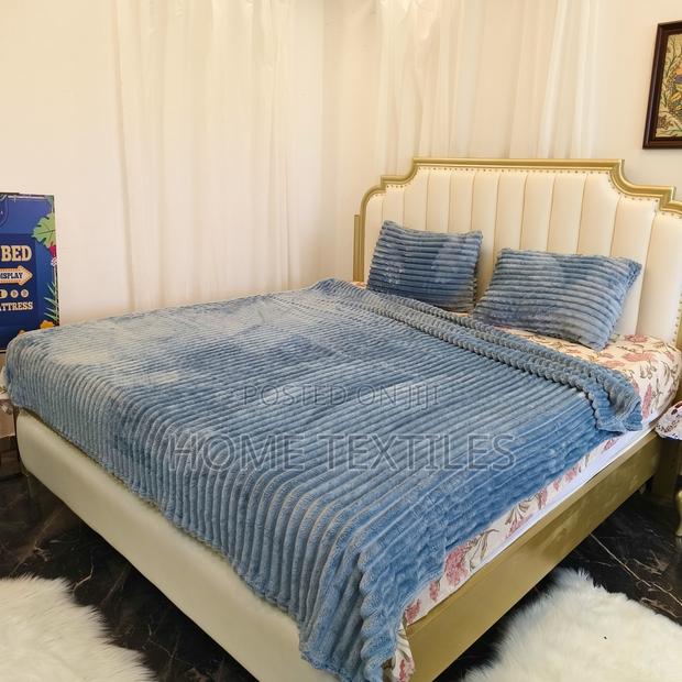 Sleep Friend Stripped Blanket With 2 Pillow Cases · Photo 2