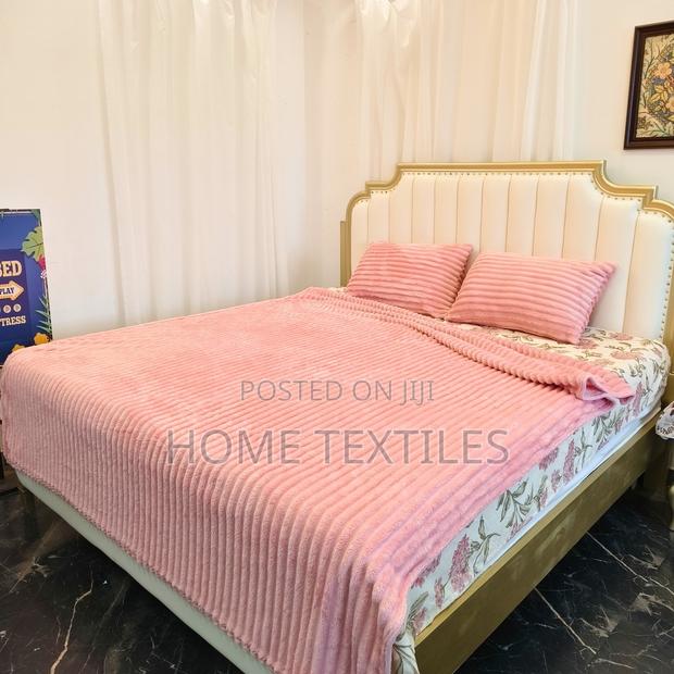 Pinky Blanket With 2 Pillow Cases · Photo 2