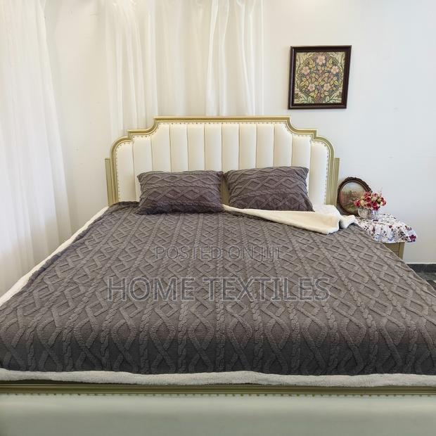 Dark Grey Sherpa and Reversible Blanket and 2 Pillowcases · Photo 2