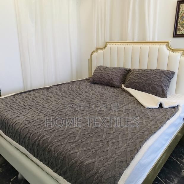 Zigzag Pattern Reversible Blanket With 2 Pillowcases · Photo 2