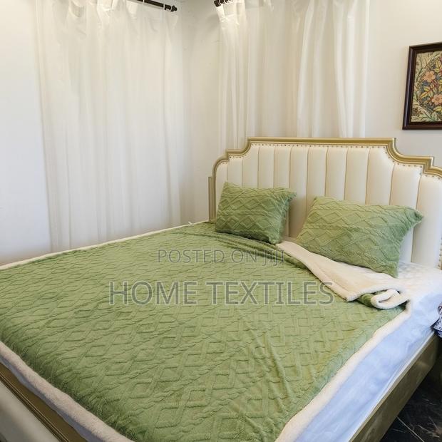 Green Reversible Sherpa Blanket With 2 Pillow Cases · Photo 2