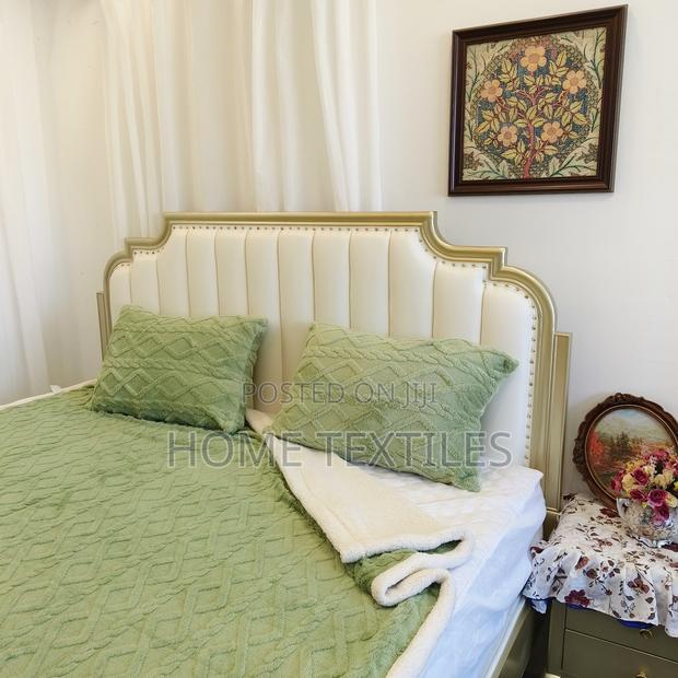 Reversible Green Blanket With 2 Pillow Covers for All Bed · Photo 2