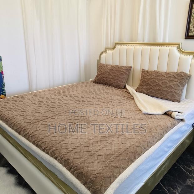Sleep Friendly Reversible Sherpa Blanket With 2 Pillowcases · Photo 2