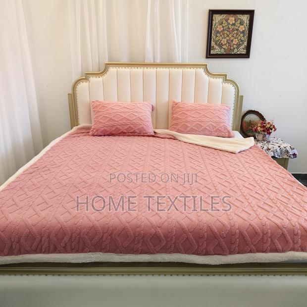 Pink Zigzag Pattern Reversible Blanket With 2 Pillow Covers · Photo 2