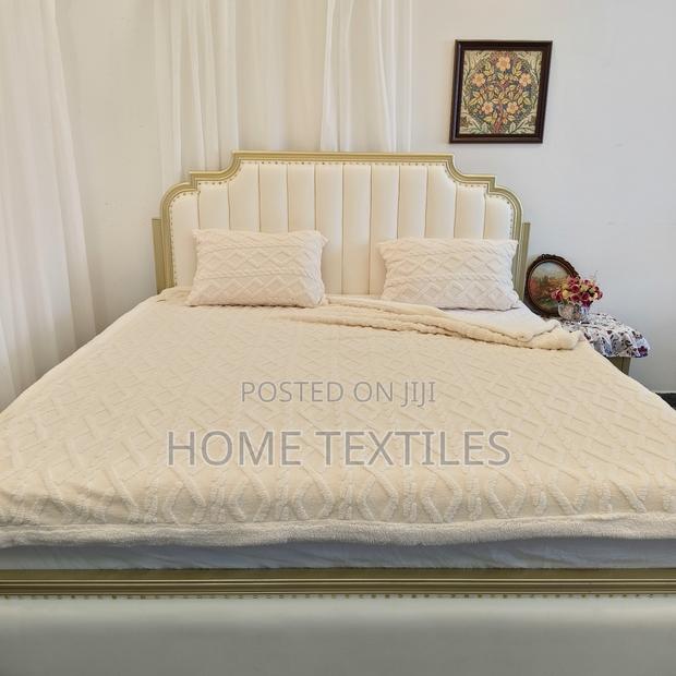 Reversible Offwhite Zigzag Pattern Blanket With 2pillowcases · Photo 2