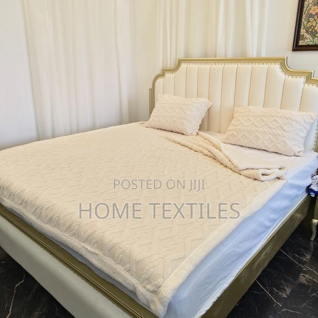 Offwhite Reversible Sherpa Blanket With 2 Pillowcases · Photo 2