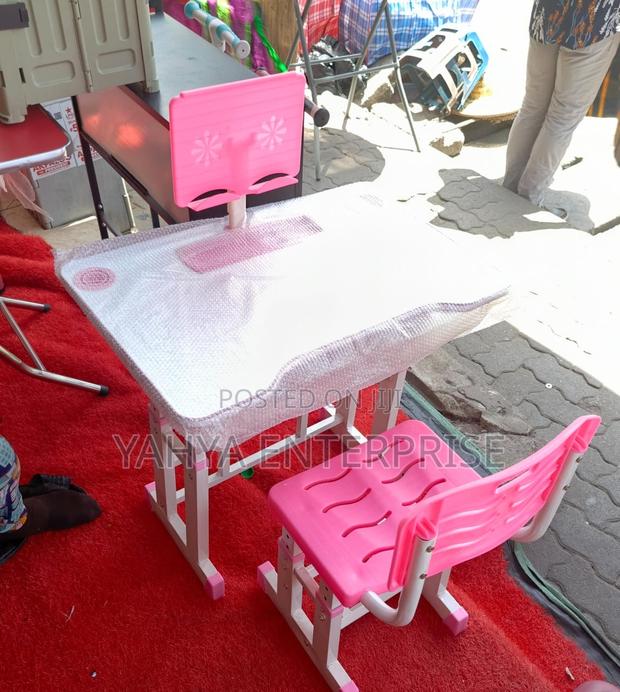 Kids Table N Chairs · Photo 2