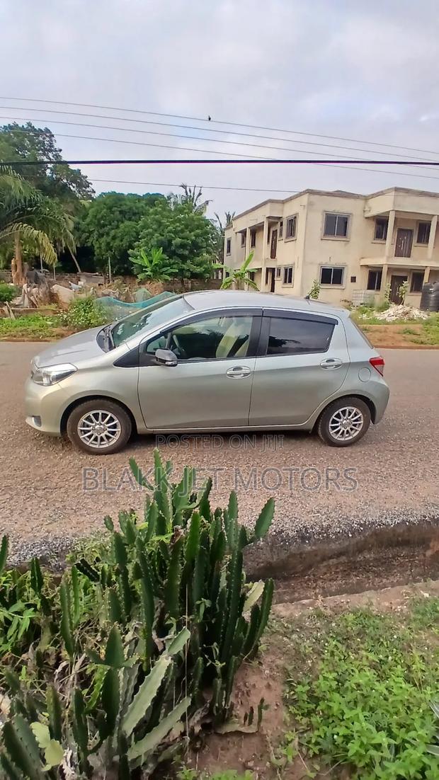 Toyota Vitz 2013 Gray · Photo 4