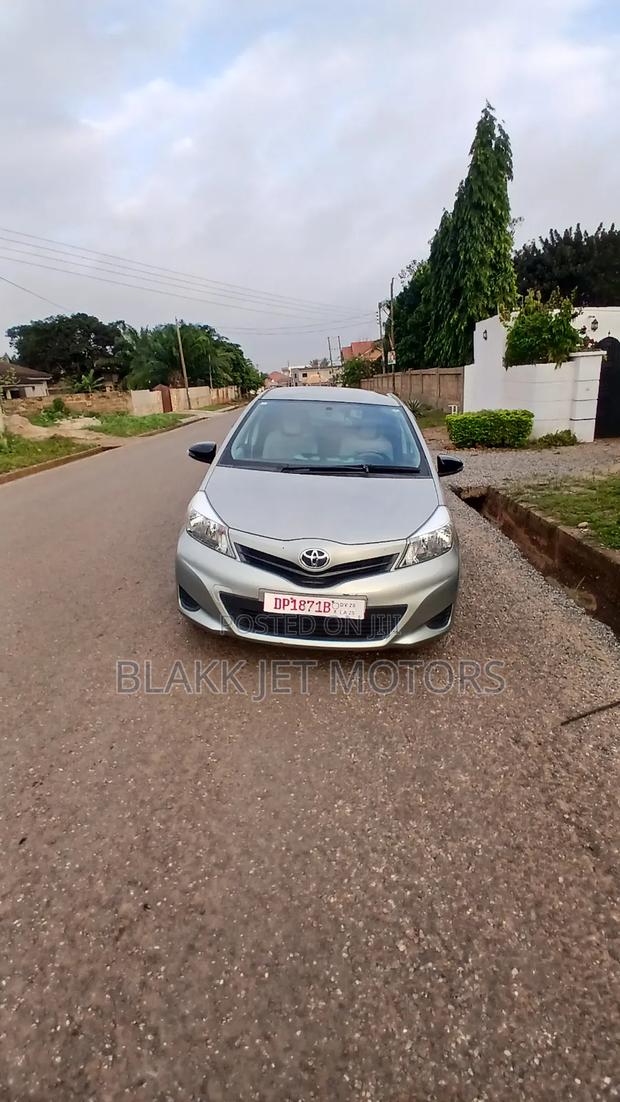 Toyota Vitz 2013 Gray · Photo 3