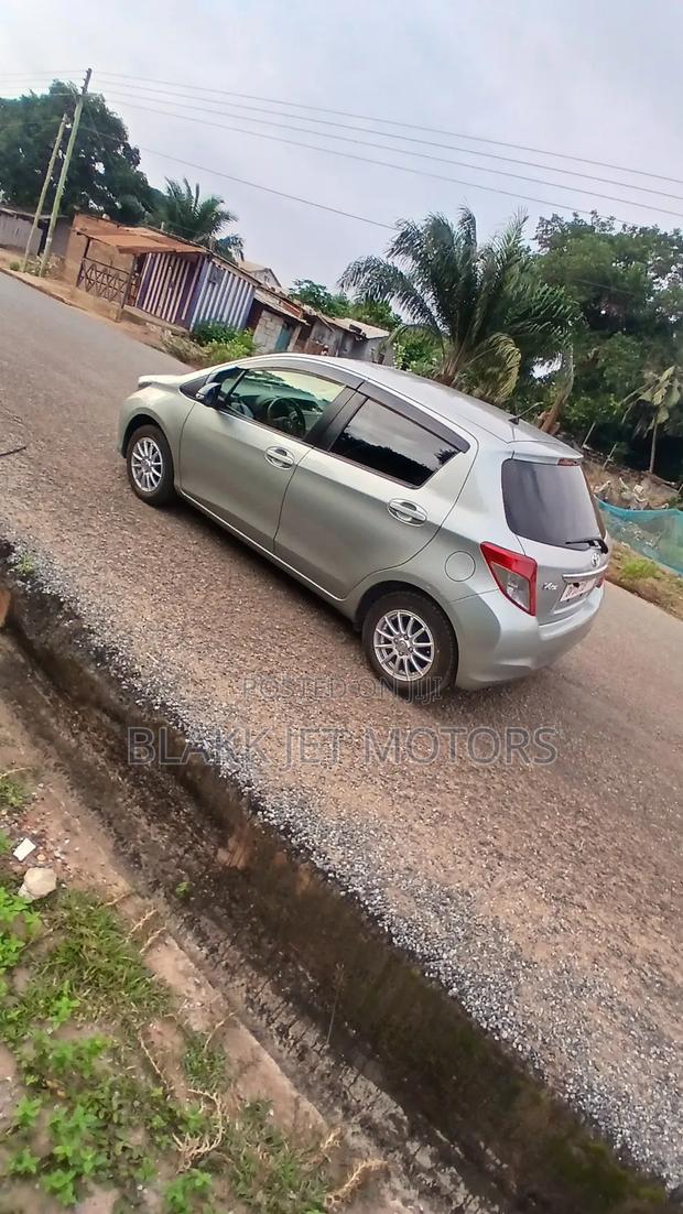 Toyota Vitz 2013 Gray · Photo 2