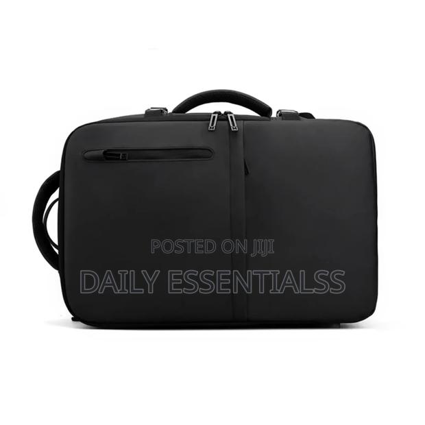High Capacity Usb Port Backpack · Photo 3