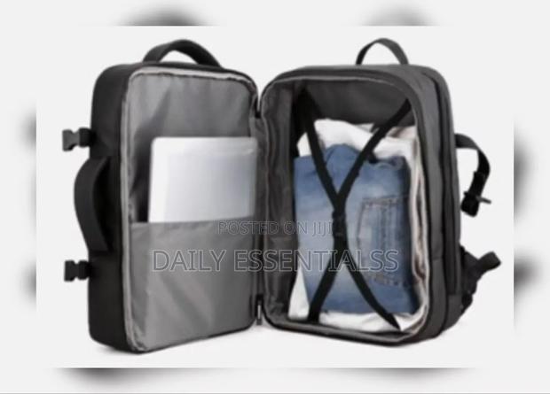 High Capacity Usb Port Backpack · Photo 4