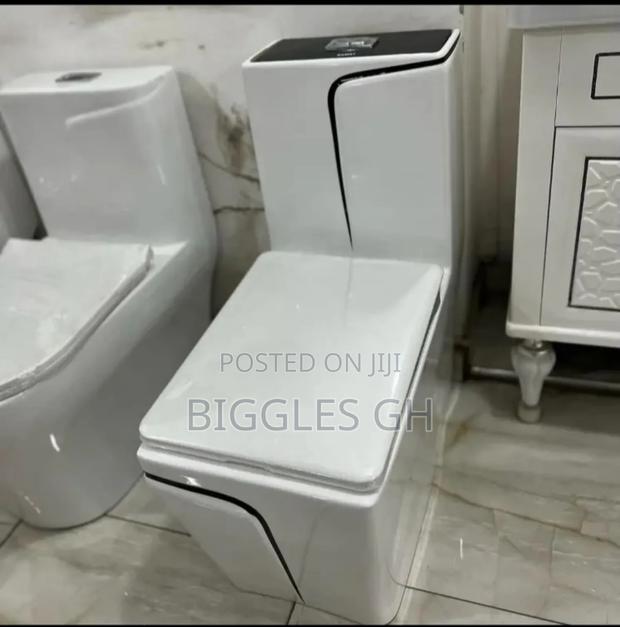 Black and White Designed Wc - White and Gold Wc · Photo 4