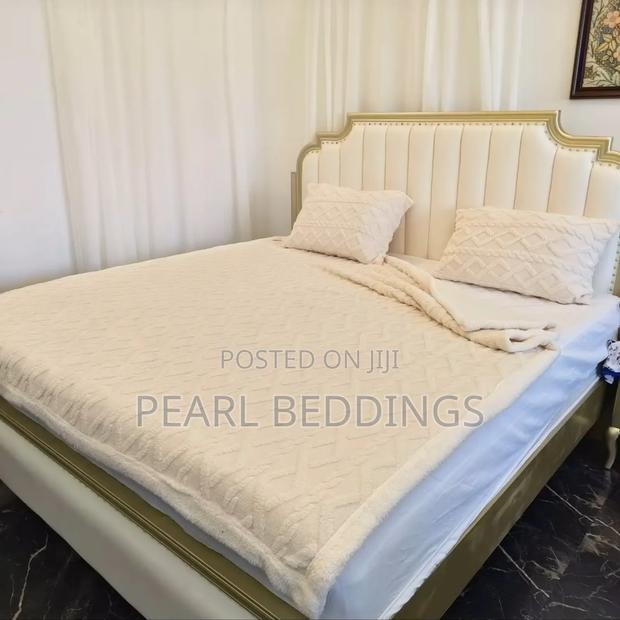 Quality Plush Comfort Sherpa Blanket And Matching Pillowcase photo 4