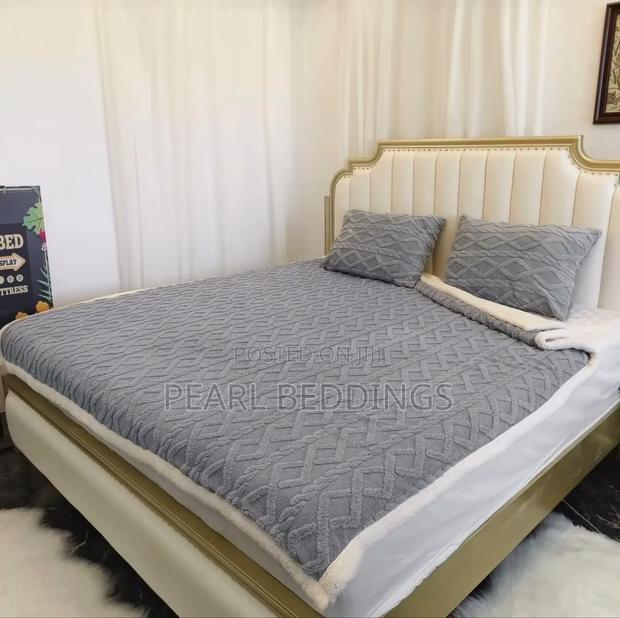 Quality Plush Comfort Sherpa Blanket And Matching Pillowcase photo 13