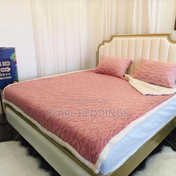 Quality Plush Comfort Sherpa Blanket And Matching Pillowcase photo 2