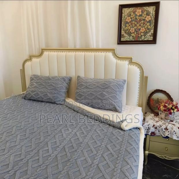 Quality Plush Comfort Sherpa Blanket And Matching Pillowcase photo 10