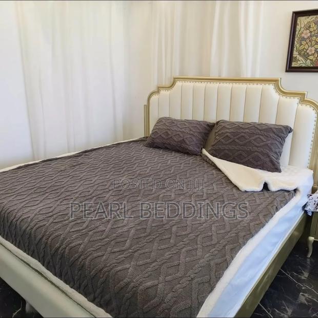 Quality Plush Comfort Sherpa Blanket And Matching Pillowcase photo 8