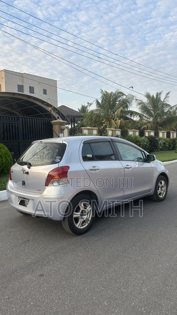Toyota Vitz 2010 Silver