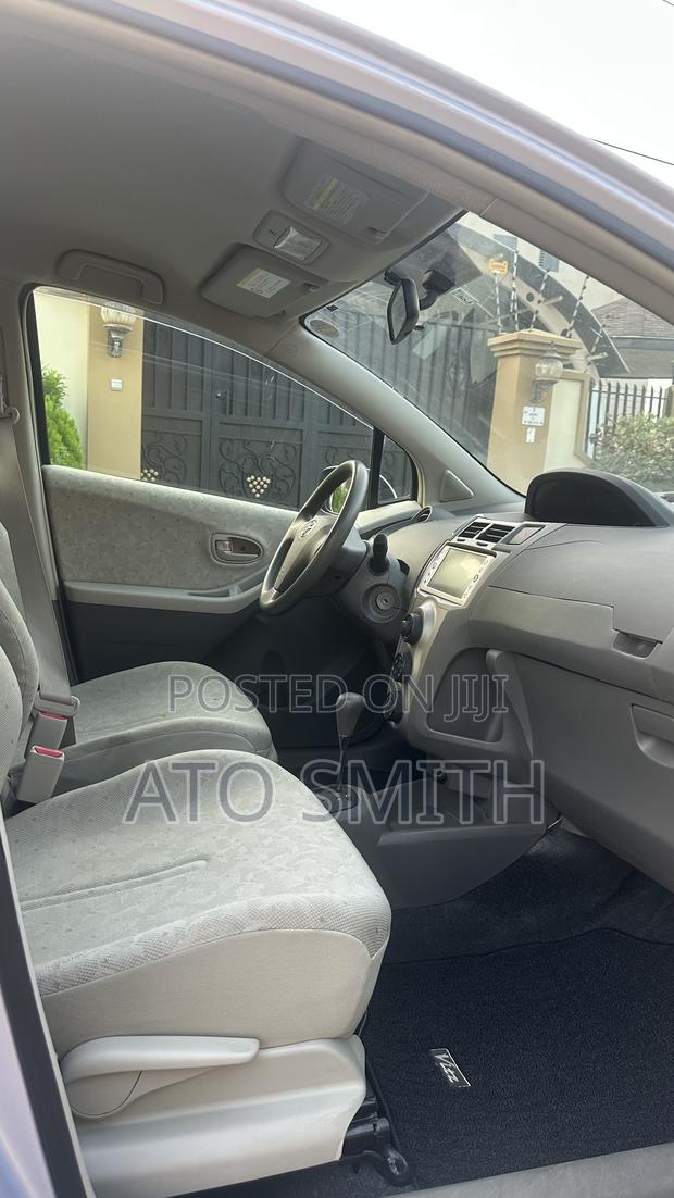 Toyota Vitz 2010 Silver