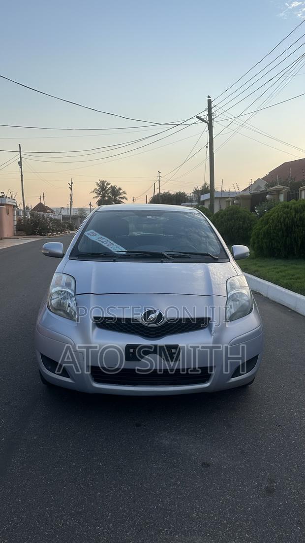 Toyota Vitz 2010 Silver