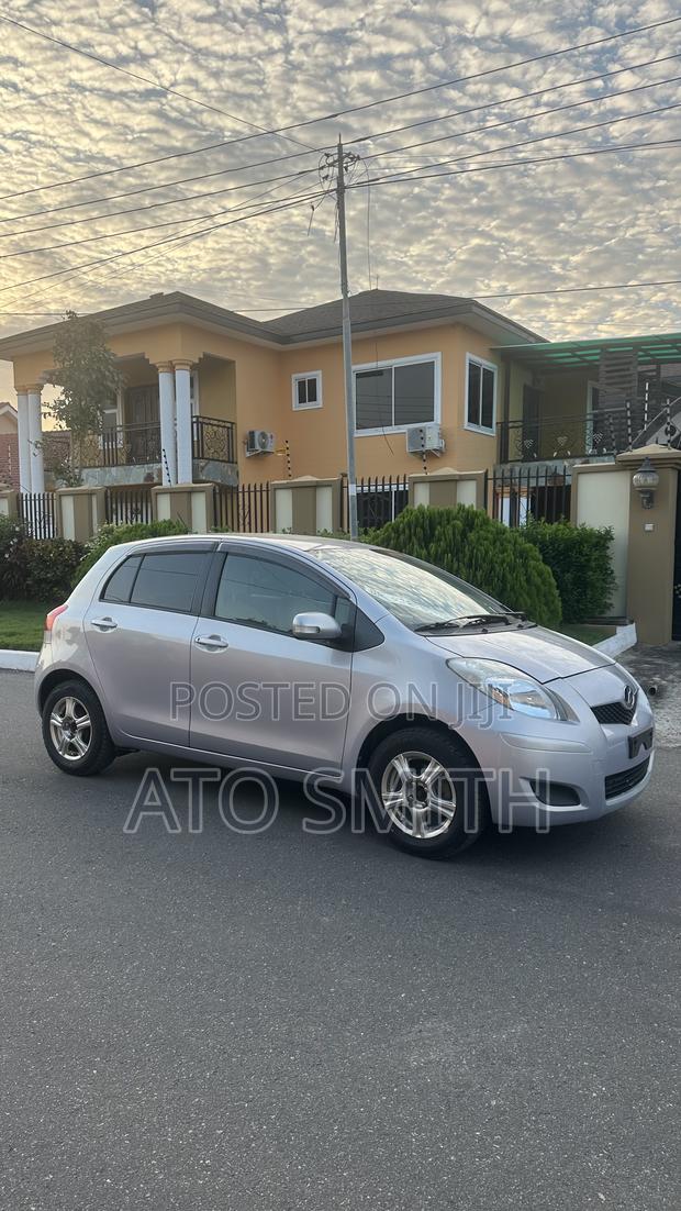 Toyota Vitz 2010 Silver