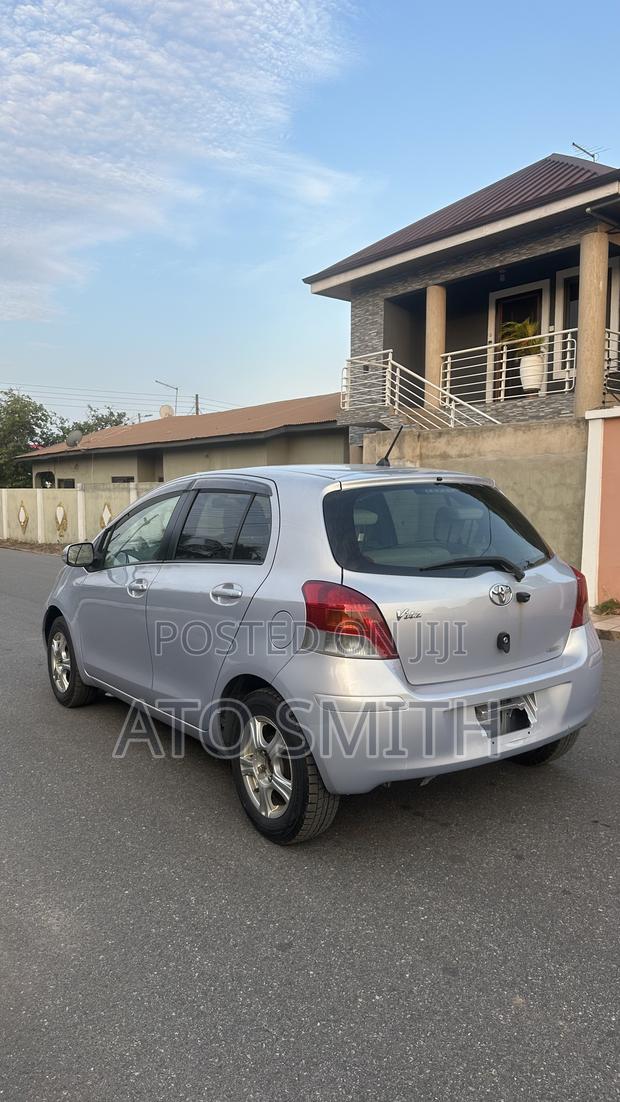 Toyota Vitz 2010 Silver