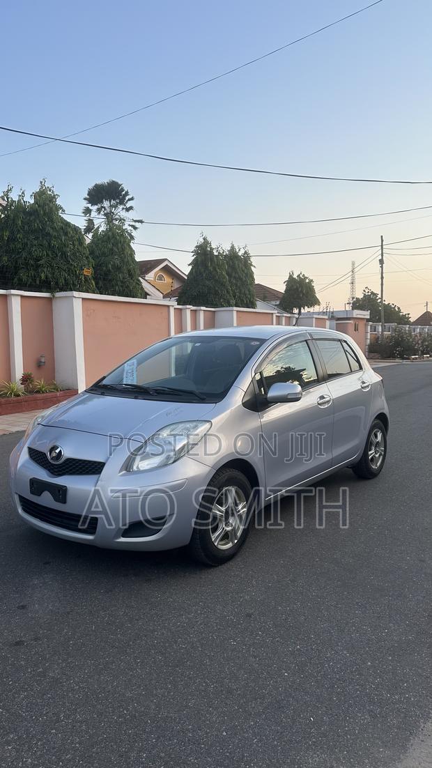 Toyota Vitz 2010 Silver