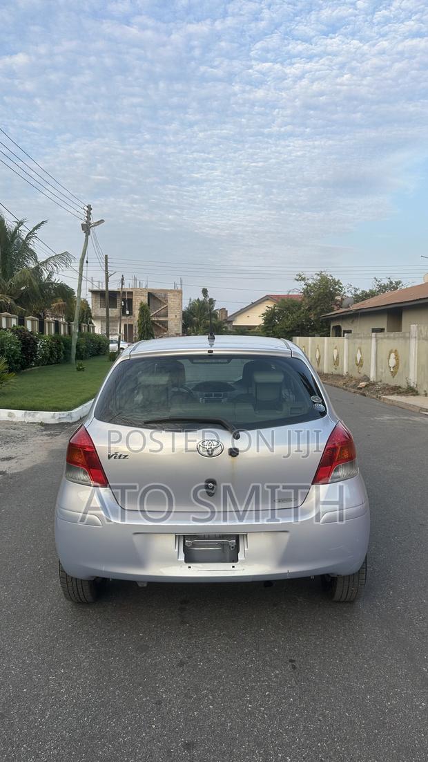 Toyota Vitz 2010 Silver
