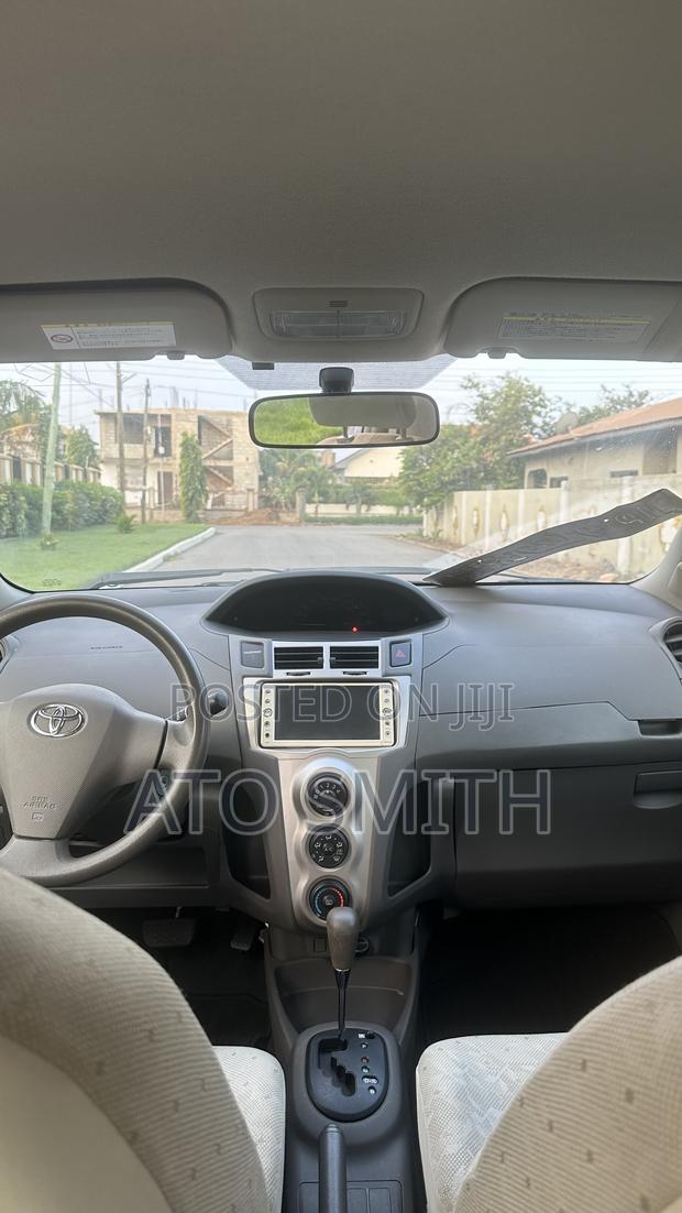 Toyota Vitz 2010 Silver