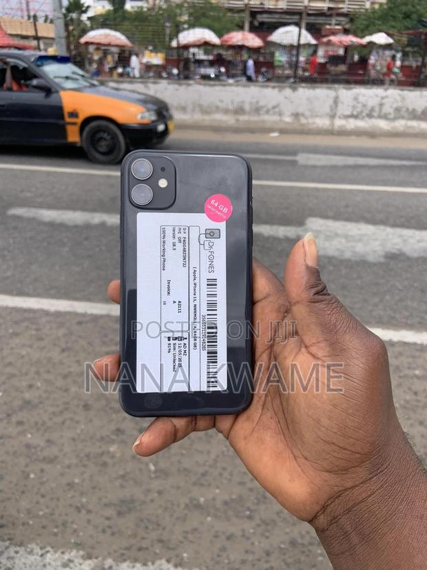 New Apple iPhone 11 64 GB Black photo 2