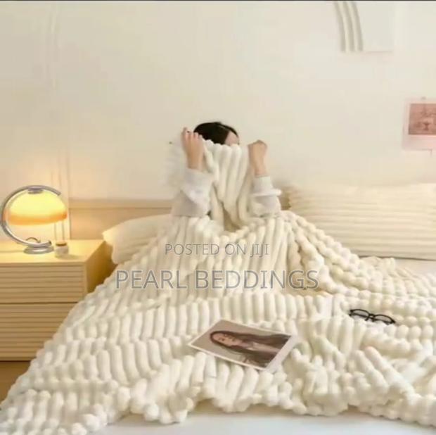 Premium Luxurious Stripped Plush Blanket With 2 Pillowcase photo 5