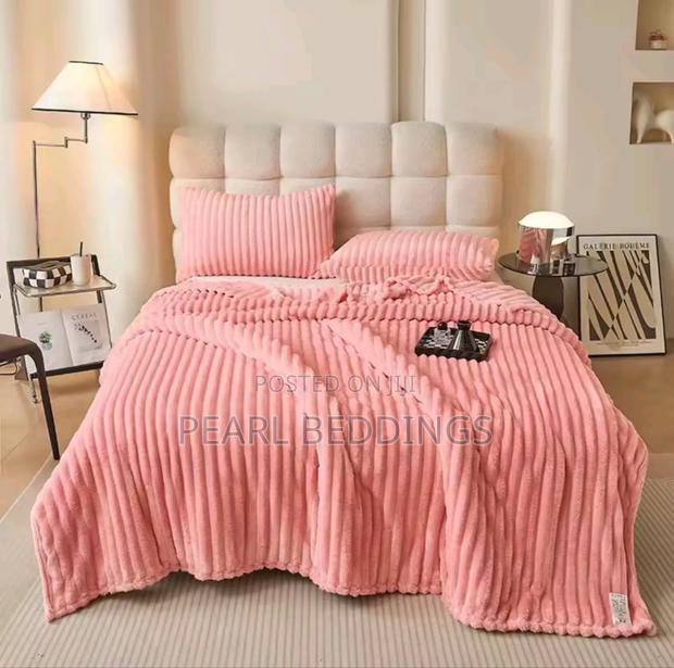 Premium Luxurious Stripped Plush Blanket With 2 Pillowcase photo 3