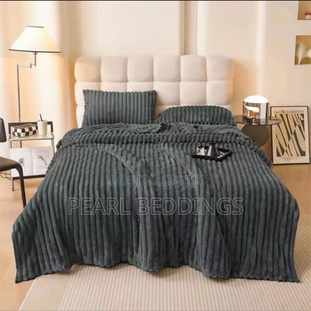 Premium Luxurious Stripped Plush Blanket With 2 Pillowcase photo 4