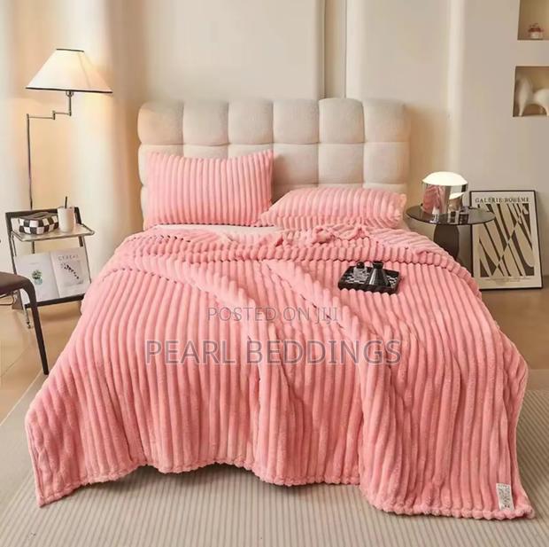 Premium Luxurious Stripped Plush Blanket With 2 Pillowcase photo 6