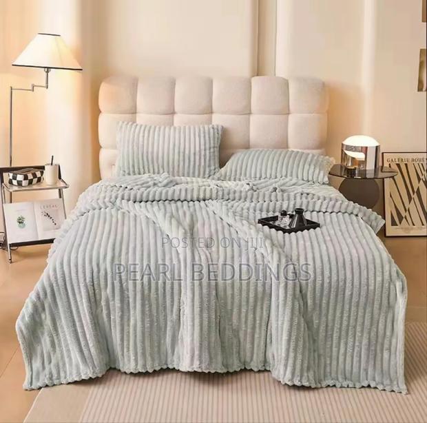 Premium Luxurious Stripped Plush Blanket With 2 Pillowcase photo 2