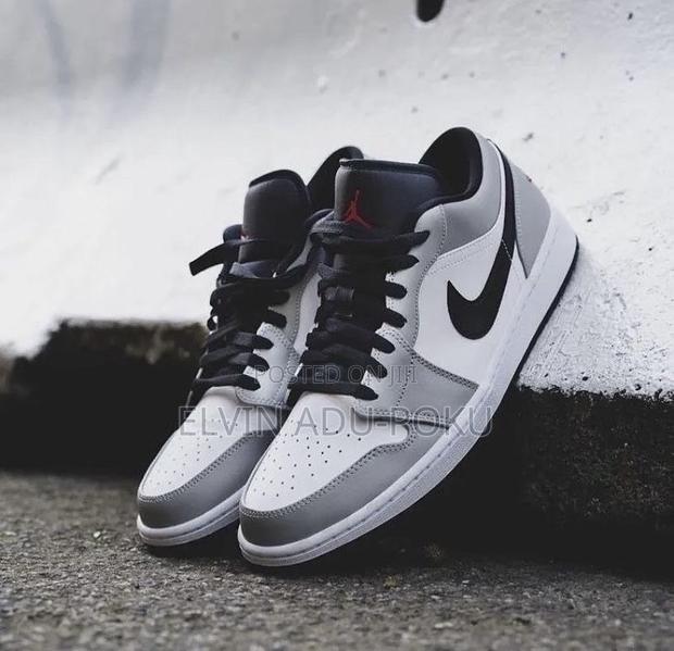 Air Jordan 1 Low "Light Smoke Grey" Sneakers · Photo 3