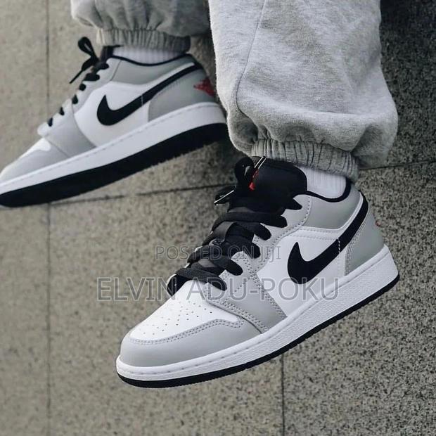 Air Jordan 1 Low "Light Smoke Grey" Sneakers · Photo 4