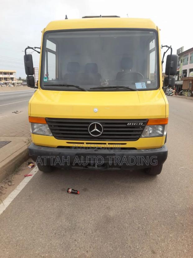 Mercedes-Benz Tourismo 2000 Yellow photo 4