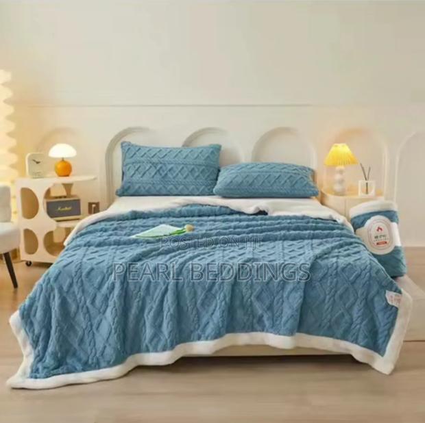 Quality Plush Comfort Sherpa Blanket And Matching Pillowcase photo 3